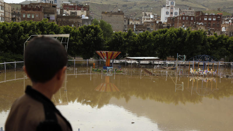 07.08.2020, Jemen, Sanaa: Ein Kind blickt auf einen überschwemmten Vergnügungspark. Im Bürgerkriegsland Jemen waren erneut Hunderte Familien von schweren Regenfälle und Überschwemmungen betroffen. Foto: Mohammed Mohammed/XinHua/dpa +++ dpa-Bildfunk +