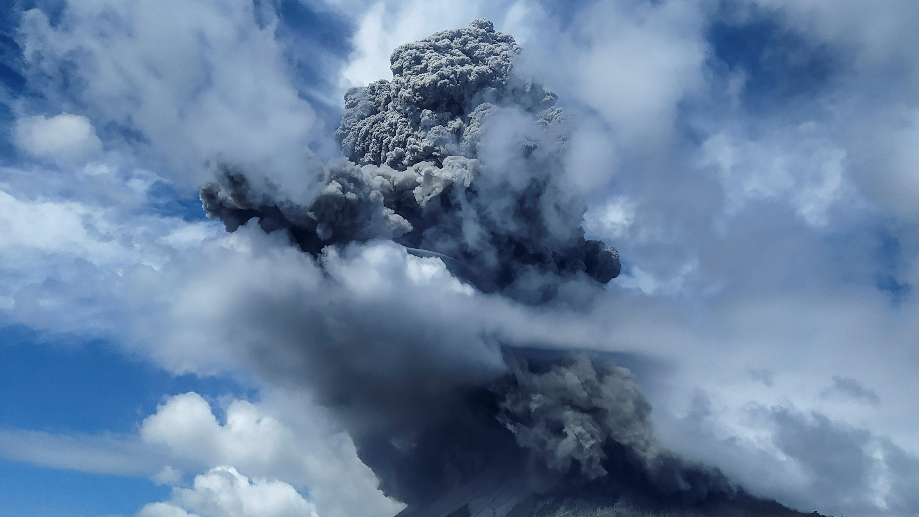  Vulkanausbruch  in Indonesien  Sinabung schleudert riesige 