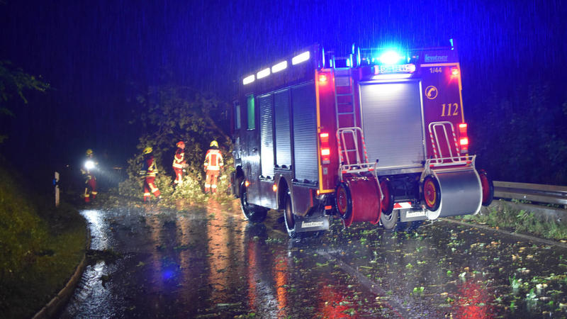 Unwetter bei Gaildorf, Feuerwehrkräfte im Einsatz bei Gaildorf in der Nacht des 12.08.2020. Zahlreiche Straßen und Keller wurden liefen voll, Bäume stürzten um. Auf der Landesstraße zwischen Mittelrot und Fichtenberg hagelte es tausende Hagelkörner.