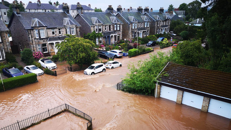 Es gab schon heftige Unwetter in Schottland. Hier ein Bild aus der schottischen Kleinstadt Perth. Heute ist eher der Süden Großbritanniens betroffen.