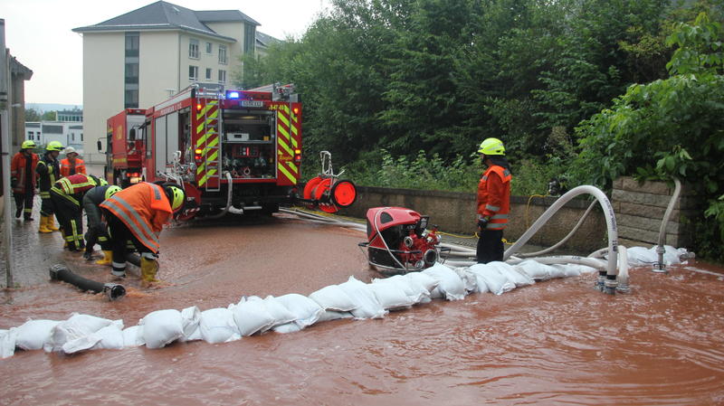 Unwetter zieht über Seesen im Landkreis Goslar - Klinik mit erheblichem Wasserschaden Seesen. Am Sonntagmittag wurde der Landkreis Goslar von einem heftigen Unwetter überrascht. Starkregen, Gewitter und Hochwasser brachte der Feuerwehr mehrere Einsä