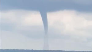 Dascho Wehner filmte im Kreis Holzminden diesen Tornado, der bei den Ortschaften Bevern und Deensen wirbelte.