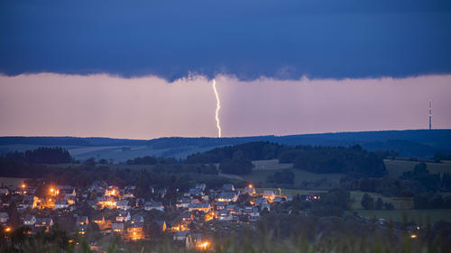 200818 Gewitter. Blitzgewitter am Abend im Erzgebirge Potz Blitz Einige Gewitter zogen am heutigen Dienstag über Sachsen hinweg. Diese waren teilweise recht blitzintensiv. Die Gewitter waren an einem Trog gebunden. Dieser ist rückseitig einer Kaltfront zu finden. Im April entstehen hier immer zahlreiche Schauer typisches Aprilwetter eben, im Sommer blitzintensive Gewitter, die meist keine Unwetter aufweisen. Gegen 22 Uhr zog ein Troggewitter über Annaberg-Buchholz hinweg. Mit einigen tollen Blitzentladungen. Im Bild: Blitzentladung über Annaberg-Buchholz, Stadtteil Buchholz Annaberg-Buchholz Sachsen Deutschland *** 200818 thunderstorms lightning thunderstorms in the evening in the Erzgebirge Potz Blitz Some thunderstorms