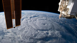 HANDOUT - 19.08.2020, ---: Auf diesem von der US-Raumfahrtbehörde Nasa zur Verfügung gestellten Bild ist der Hurrikan «Genevieve» aus der ISS vor der mexikanischen Westküste zu sehen. Der Hurrikan hat die mexikanische Halbinsel Baja California mit bis zu zehn Meter hohen Wellen und anhaltenden Windgeschwindigkeiten von 120 Kilometern pro Stunde überzogen. Foto: Nasa/dpa - ACHTUNG: Nur zur redaktionellen Verwendung und nur mit vollständiger Nennung des vorstehenden Credits +++ dpa-Bildfunk +++