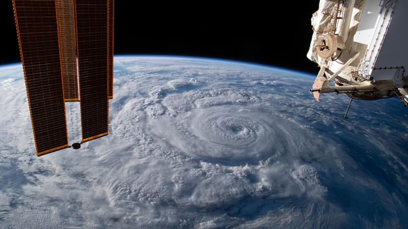 HANDOUT - 19.08.2020, ---: Auf diesem von der US-Raumfahrtbehörde Nasa zur Verfügung gestellten Bild ist der Hurrikan «Genevieve» aus der ISS vor der mexikanischen Westküste zu sehen. Der Hurrikan hat die mexikanische Halbinsel Baja California mit bi