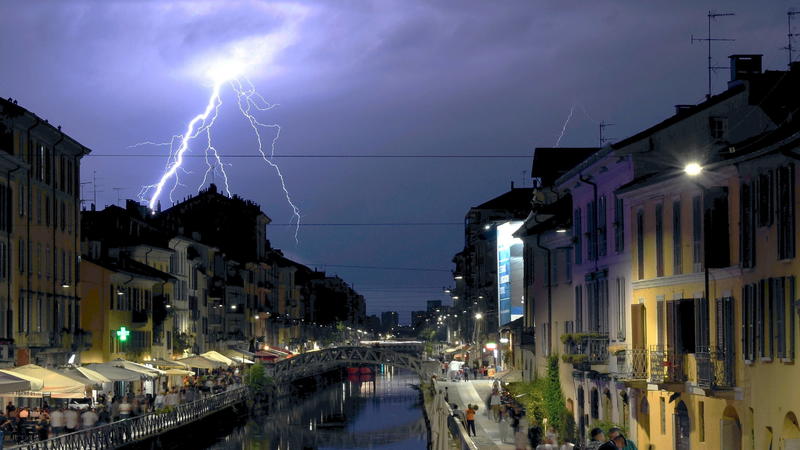 Norditalien kriegt das volle Brett ab: Gewitter, intensiven Dauerregen, eventuell sogar Tornados. Hier ein aktuelles Bild aus Mailand.