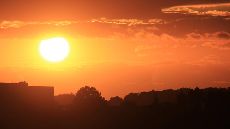 Letzter Sonnenuntergang im Harzvorland vor Meteorologischen Herbstanfang Ein glühender Sonnenball ging heute noch einmal dem Sommer nach. Bereits Morgen beginnt für Meteorologen der Herbst. Der Sonneuntergang in Salzgitter im Harzvorland mit 18 Grad