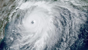 HANDOUT - 26.08.2020, ---: Dieses von der NOAA bereitgestellte GOES-16-GeoColor-Satellitenbild zeigt den Hurrikan «Laura» über dem Golf von Mexiko. Der Hurrikan der sich auf die US-Küste zubewegt, gewinnt weiter an Stärke. US-Meteorologen erwarten, dass der Wirbelsturm rasch die Stärke vier von fünf erreicht und damit ein extrem gefährlicher Hurrikan wird, wie aus einem Tweet des Nationalen Hurrikanzentrums (NHC) hervorging. Foto: Uncredited/NOAA/AP/dpa - ACHTUNG: Nur zur redaktionellen Verwendung im Zusammenhang mit der aktuellen Berichterstattung und nur mit vollständiger Nennung des vorstehenden Credits +++ dpa-Bildfunk +++