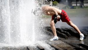 21.08.2020, Berlin: Ein Passant erfrischt sich im Brunnen im Lustgarten bei hohen Temperaturen. Foto: Kay Nietfeld/dpa +++ dpa-Bildfunk +++