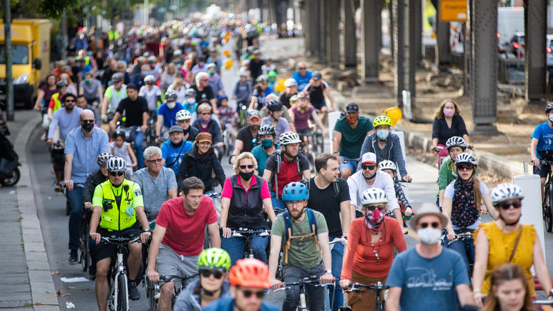 Teilnehmer einer Fahrraddemonstration unter dem Motto «Rauf aufs Rad für die nächste Generation» fahren über die Gitschiner Straße in Berlin-Kreuzberg. Mit der Kreisfahrt rund um das Berliner Stadtzentrum fordert der Allgemeine De