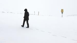 25.09.2020, Österreich, Fiss: Eine Person geht am Schönjoch durch den Schnee. Das Bundesland Tirol hat wegen des für das Wochenende erwateten Schneefalls zu Vorsicht geraten. Foto: Helmut Fohringer/APA/dpa +++ dpa-Bildfunk +++