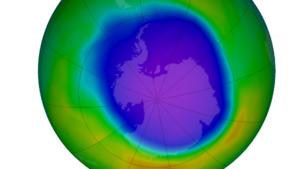 Antarktis: Riesiges & tiefes Ozonloch