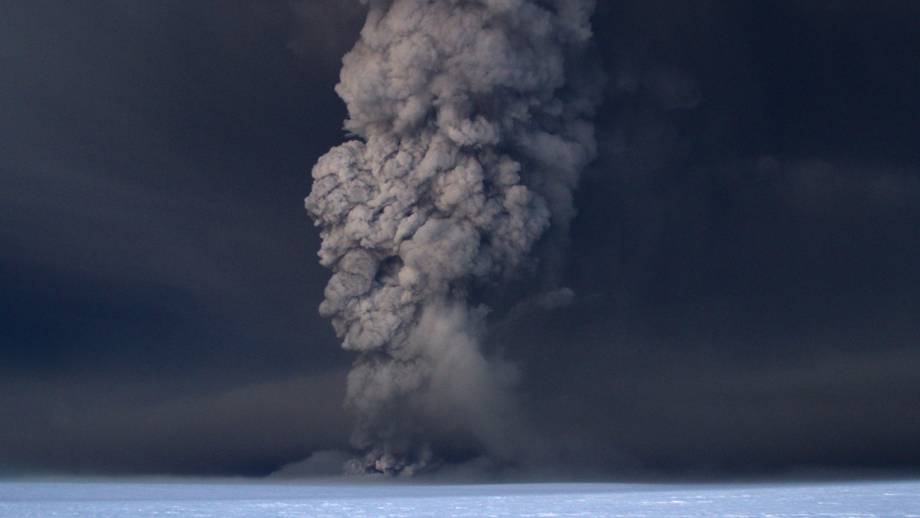 Der Vulkan Grimsvötn in Island spuckt Asche in den Himmel, in der Nacht vom 21.05.2011.  Die Aschewolke aus Island hat Deutschland erreicht und die Reisepläne von Zehntausenden Passagieren durchkreuzt. Hunderte Flüge wurden am Mittwoch (25.05.2011) g
