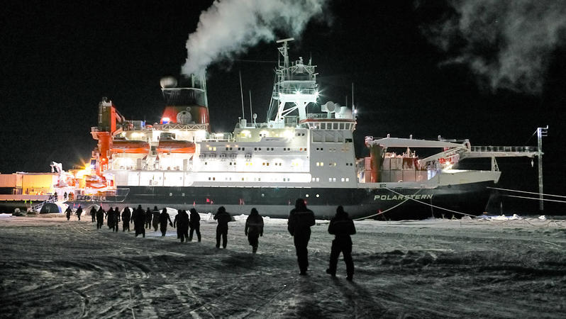 ARCHIV - 28.02.2020, Arktis, --: Teilnehmer einer Artiks-Expediion gehen in Richtung Forschungsschiff «Polarstern». Am 12.10.2020 kehrt die «Polarstern» nach einem Jahr in der Arktis in den Heimathafen Bremerhaven zurück. (zu dpa "Expedition der Supe