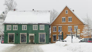 Schnee liegt am 03.12.2014 auf Dächern zweier Häuser in der norwegischen Stadt Drobak (norw. Drøbak). Postämter des Weihnachtsmannes gibt es überall in der Welt, aber nur im norwegischen Drøbak ist der Gabenbringer wirklich zu Hause - meinen zumindest die Norweger. Foto: Sigrid Harms/dpa (zu dpa «Vetter vom Weihnachtsmann im Stress - Immer mehr Kinder schreiben nach Norwegen» vom 21.12.2014) +++(c) dpa - Bildfunk+++