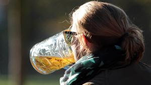 spätsommerliche Temperaturen und schönster Sonnenschein lockten viele Sonnenhungrige in den Biergarten Königlicher Hirschgarten in München, Bayern, Deutschland. Mass Bier im Gegenlicht der Nachmittagssonne