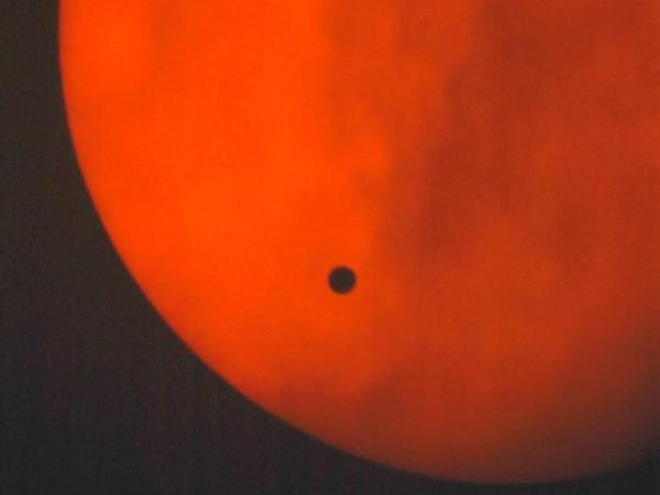 ARCHIV - Der Planet Venus (als schwarzer Punkt im Bild) durchläuft am Dienstag (08.06.2004) über Kuala Lumpur eine Bahn zwischen Sonne und Erde. Am Mittwoch (05.06.) in den frühen Morgenstunden lässt sich ein sehr seltenes Himmelsschauspiel beobachte