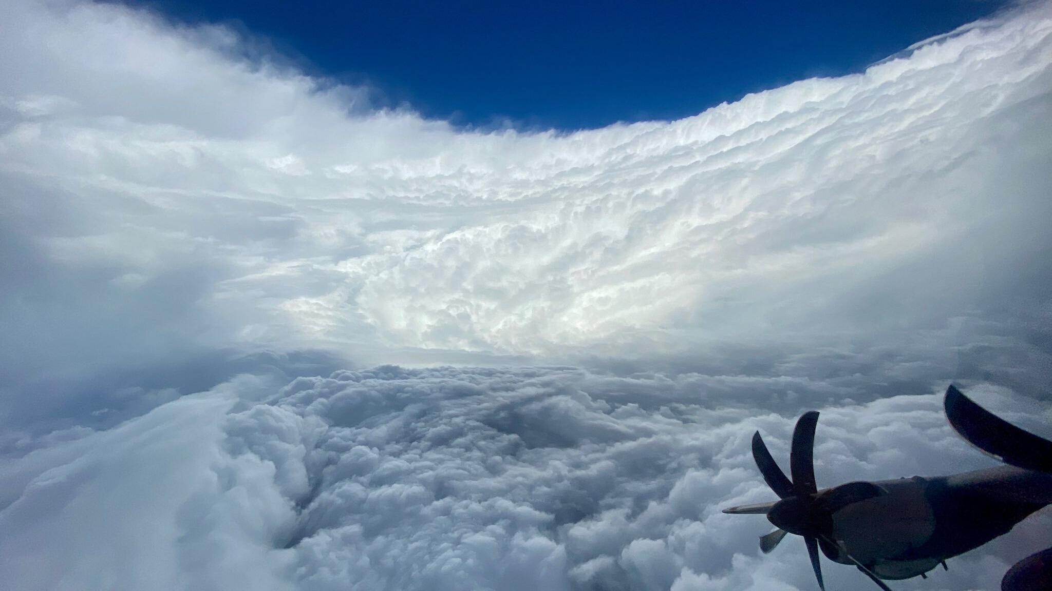 Auf Augenhöhe: Hurrikan "Epsilon" aus dem Flugzeugfenster fotografiert.
