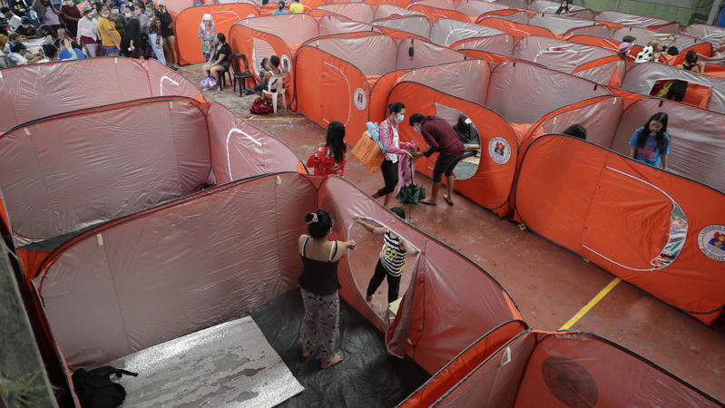 01.11.2020, Philippinen, Manila: Die Bewohner kommen in ein Evakuierungszentrum, als die Regenfälle des Taifuns Goni einsetzen. Der Taifun traf am frühen Sonntag mit heftigen Winden auf die östlichen Philippinen. Foto: Aaron Favila/AP/dpa +++ dpa-Bil