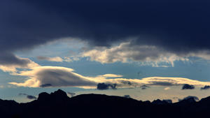Föhnwolken stehen am Samstag (05.11.2011) über dem Breitenberg und dem Aggenstein bei Pfronten(Schwaben). Ein Wechsel aus Sonne, Wolken und Nebel bestimmt das Wetter im Süden Bayerns. Eine Föhnwetterlage sorgt am Alpenrand für Temperaturen bis zu 20 Grad. Foto: Karl-Josef Hildenbrand dpa/lby  +++(c) dpa - Bildfunk+++