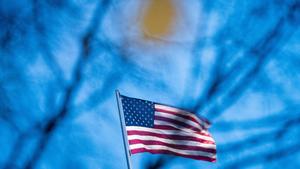 03.11.2020, Berlin: Die Flagge der Vereinigten Staaten von Amerika weht auf der US-Botschaft hinter den Ästen eines Baumes im Wind. Die USA stimmen über Präsident, Senat und Repräsentantenhaus ab. Mehr als 200 Millionen Amerikaner sind aufgerufen, einen neuen Präsidenten und die Abgeordneten des Repräsentantenhauses zu wählen. Zudem stehen ein Drittel der 100 Senatssitze zur Wahl. Foto: Kay Nietfeld/dpa +++ dpa-Bildfunk +++