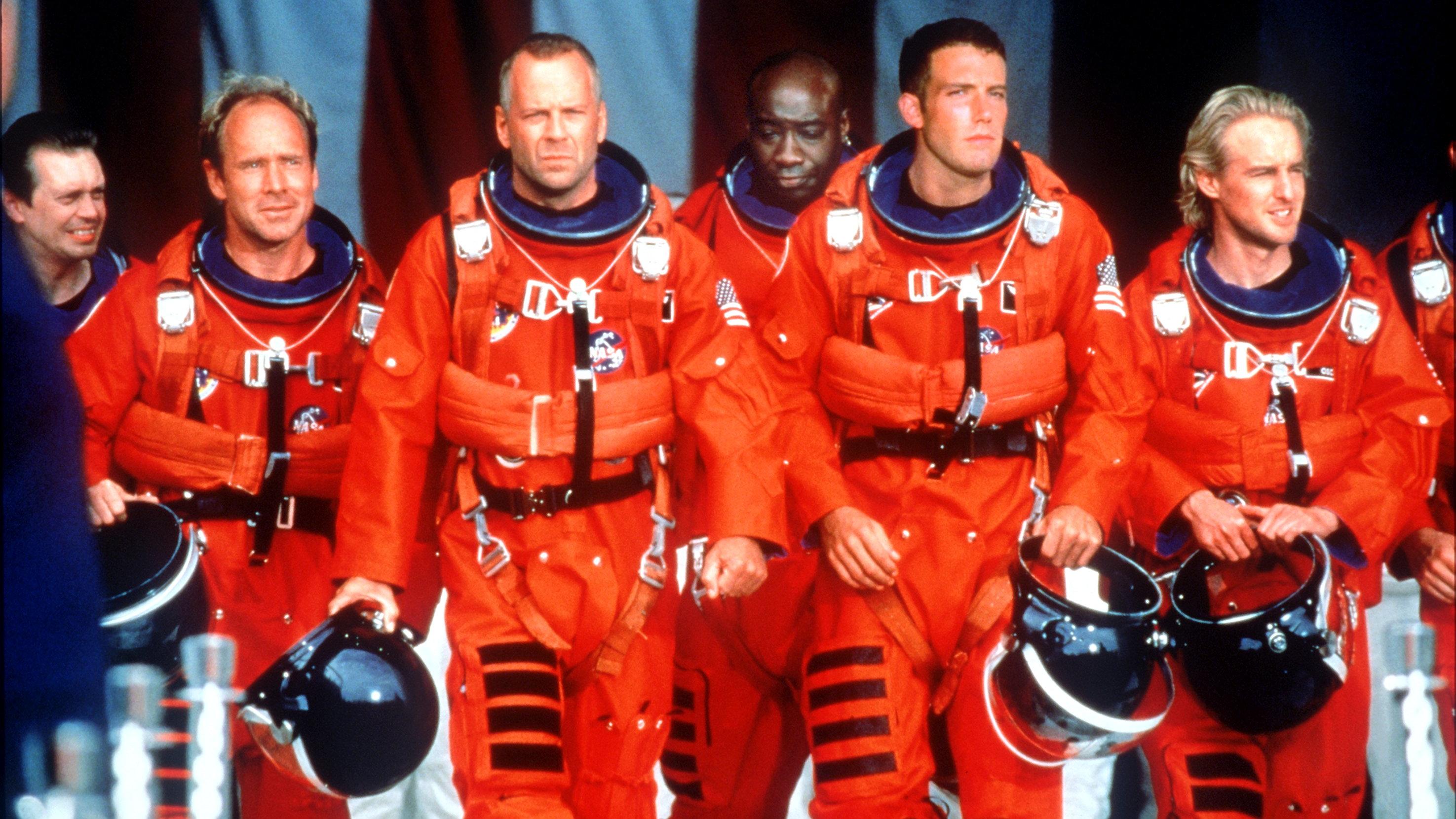 Ölbohrexperte Harry S. Stamper (Bruce Willis 3.v.l) und seine Crew in einer Filmszene des Weltraumthrillers 
