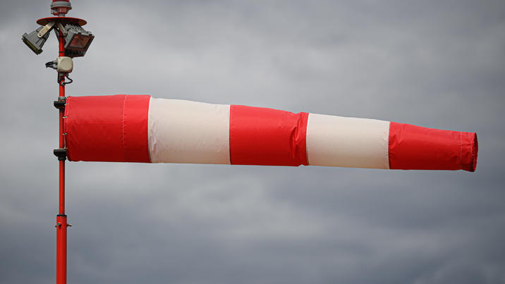 26. August 2020, Sachsen, Dresden: Eine Windfahne auf dem Gelände eines Hubschrauberlandeplatzes am Universitätsklinikum zeigt die Windrichtung an. Foto: Robert Michael/dpa-Zentralbild/dpa +++ dpa-Bildfunk +++