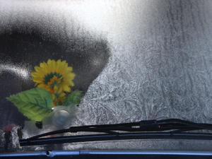 Langsam taut das Eis auf der Frontscheibe eines VW Käfers in der Morgensonne am Montag (14.11.2011) in Kaufbeuren (Schwaben). Klare frostige Nächte und Sonnenschein am Tage bestimmen das Wetter am bayerischen Alpenrand. Foto: Karl-Josef Hildenbrand dpa/lby  +++(c) dpa - Bildfunk+++