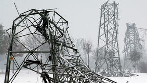 Umgeknickte Strommasten stehen am 28.11.2005 auf einem Feld bei Laer in der Nähe von Münster (Archivbild). Nach den Stromausfällen und Mast- Zusammenbrüchen im Münsterland gerät der Energieversorger RWE durch Berichte über angebliche Material-Schwächen unter Druck. Nach einem Bericht des Nachrichtenmagazins «Der Spiegel» soll der Konzern RWE seit Jahren über Sicherheitsmängel im Hochspannungsnetz informiert gewesen sein. Wie das Blatt unter Berufung auf interne Papiere aus dem Jahr 2003 meldet, hätten bis zu 60 Prozent aller RWE-Hochspannungsmasten Materialfehler aufgewiesen. Foto: Franz-Peter Tschauner dpa (zu dpa Jahresrückblick vom 07.12.2005) +++(c) dpa - Bildfunk+++
