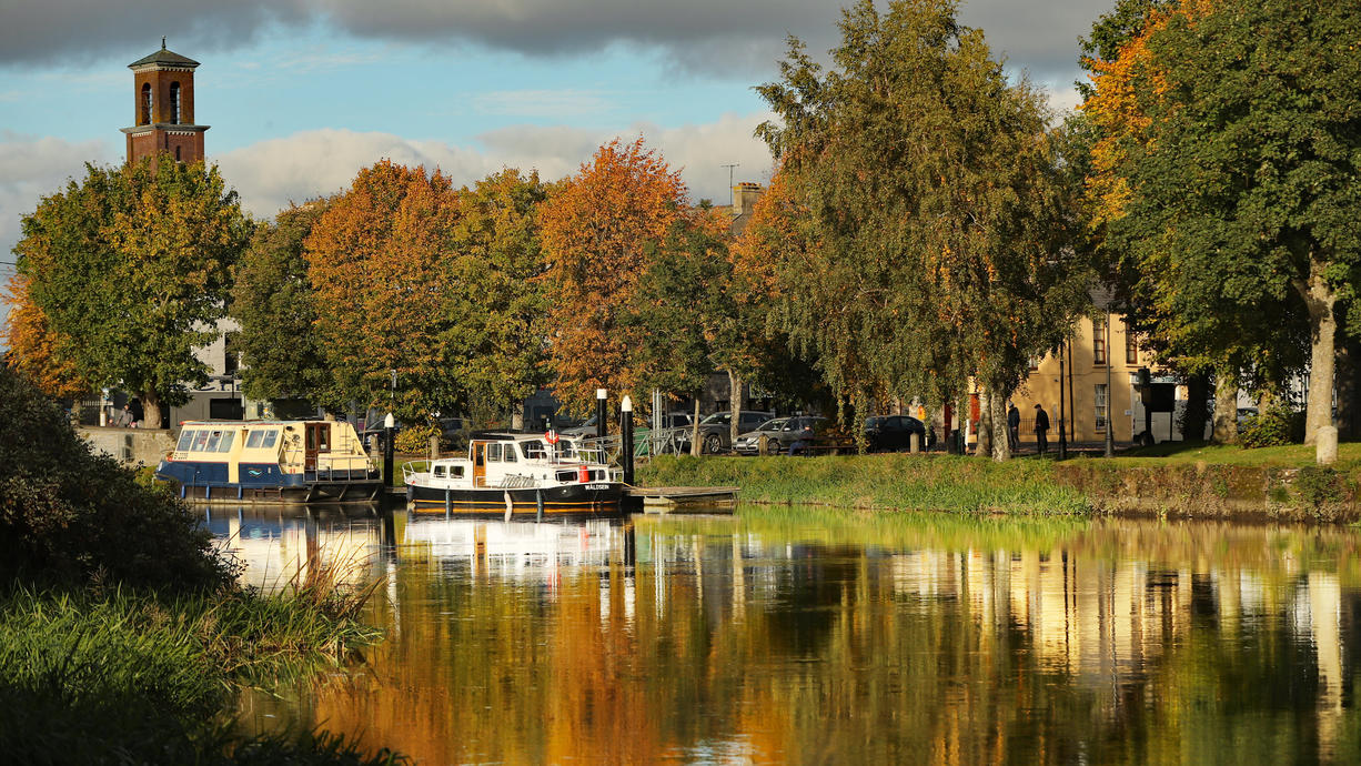 Das Wochenende empfängt uns meist mit ruhigem Herbstwetter. Zeitweise lässt sich auch die Sonne blicken. Für einen Spaziergang sollte es also passen. Gleichzeitig wird es aber auch kühler.
