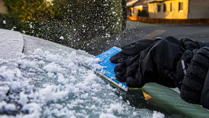 Wintereinbruch im Straßenverkehr 25.11.2020 - Feature Verkehr, Winter, Wetter: Themenbild: Eine Hand kratzt das Eis von einer gefrorenen Autoscheibe, um die Windschutzscheibe an dem Fahrzeug eisfrei zu machen. Foto: Inderlied/Kirchner-Media Nordrhein-Westfalen Deutschland *** Winter onset in road traffic 25 11 2020 Feature Traffic, winter, weather Theme picture A hand scrapes the ice from a frozen car window to make the windshield on the vehicle ice-free Photo Song of India Kirchner Media Nordrhein Westfalen Germany Copyright: xInderlied/Kirchner-Mediax