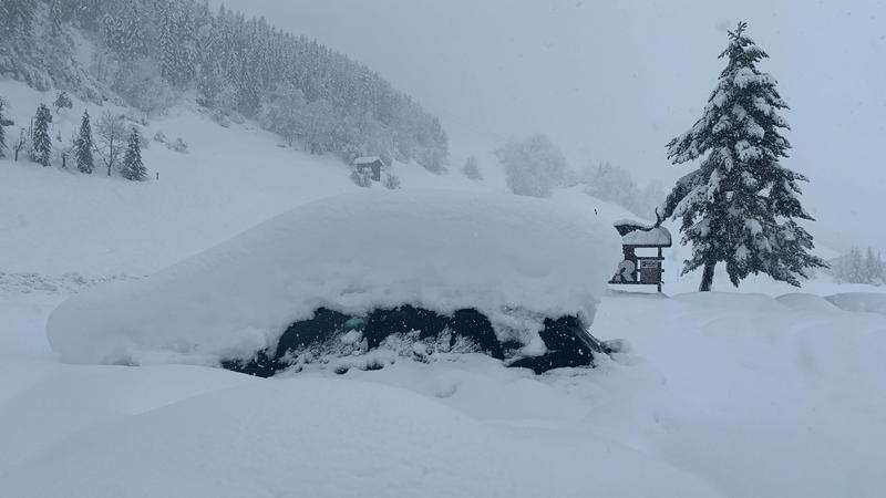 Die Alpen versinken im Schnee. Vor allem Osttirol hat mit den Schneemassen zu kämpfen. Zahlreiche Straßen sind gesperrt. In Silian müssen Anwohner ihre Dächer von der Schneelast befreien, sie dr