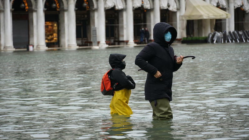 Der Markusplatz in Venedig unter Wasser.