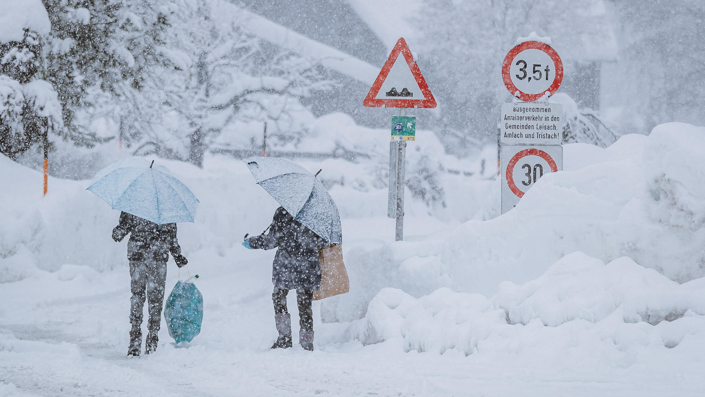 Osterreich Und Italien Zum Schneechaos Kommt Nun Das Regenchaos Wetter De