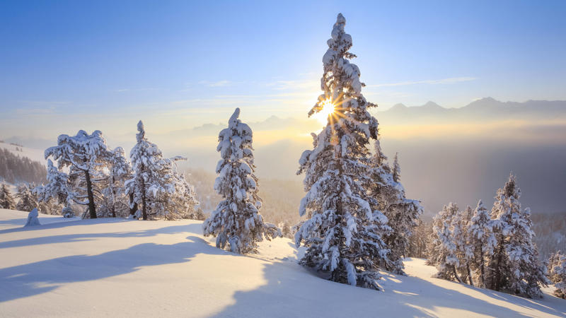 Die Hochlagen der Alpen zeigen sich am Wochenende weiterhin winterlich mit Schnee und Sonne. Doch unterhalb von 1500 Metern geht es dem Schnee weiterhin gewaltig an den Kragen.