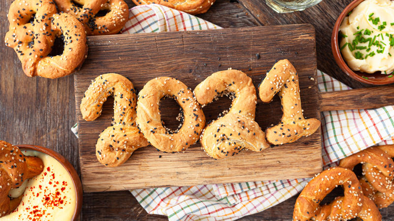  Knusprige Laugenbrezeln mit Butter und Käsedip, Silvester 2021 *** Crispy pretzels with butter and cheese dip, New Years Eve 2021 1079706435