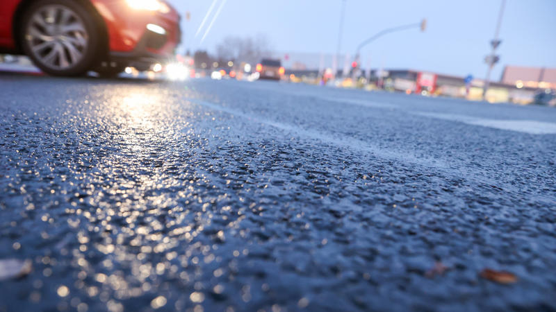 04.12.2020, Sachsen, Leipzig: Autos fahren über eine überfrorene Straße im Leipziger Westen. Gefrierender Regen hat in Teilen der Stadt für glatte Straßen und Fußwege gesorgt. Foto: Jan Woitas/dpa-Zentralbild/dpa +++ dpa-Bildfunk +++