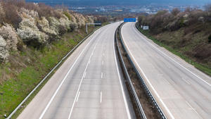 ARCHIV - 29.03.2020, Sachsen, Dresden: Kein einziges Auto ist während der Corona-Pandemie auf der Autobahn A4 zu sehen. (Zu dpa «Analyse: Deutschland übertrifft wegen Corona das 2020-Klimaziel») Foto: Robert Michael/dpa-Zentralbild/dpa +++ dpa-Bildfunk +++