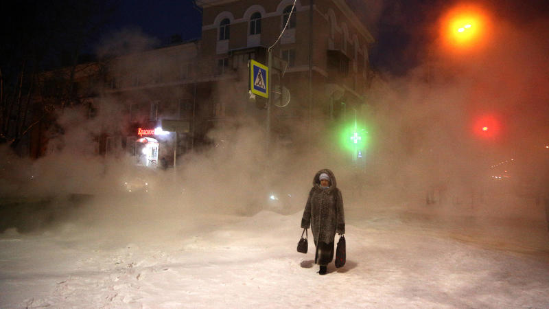 News Bilder des Tages OMSK, RUSSIA - JANUARY 13, 2021: A woman walks in a street in freezing weather of -24 degrees Celsius. Daytime temperatures have been below -20 degrees Celsius in the Omsk Region since 25 December 2020. Yevgeny Sofiychuk/TASS PU