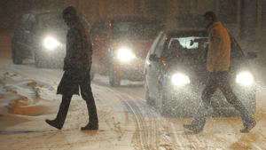 Im dichten Schneetreiben sind Fußgänger am Mittwoch (27.01.2010) auf einer Straße in Stralsund unterwegs. Autofahrer und Fußgänger müssen sich in Mecklenburg-Vorpommern erneut auf glatte Straßen und Wege einstellen. Das neue Tief «Jennifer» sorgt für Schneefall und Temperaturen um null Grad. An der Ostsee sind schwere Sturmböen möglich. Verbreitet besteht Glättegefahr, auch Schneeverwehungen sind möglich. Foto: Stefan Sauer dpa/lmv  +++(c) dpa - Bildfunk+++