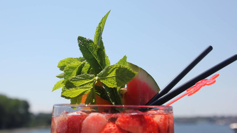 Ein Cocktail vorm stahlblauen Himmel. Bis zu 19 Stunden Tageshelligkeit sind derzeit im Norden Deutschlands möglich.
