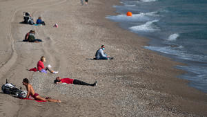  January 22, 2021, Malaga, Spain: People enjoy the good weather at La Malagueta beach amid coronavirus pandemic..The region of Andausia suffers an uncontrolled daily rise of coronavirus cases, despite of hard restrictions imposed in the daily life. During the last weeks, Andalusia has reported thousands of infections everyday in the region while the hospital pressure continue rising. Malaga Spain - ZUMAs197 20210122_zaa_s197_045 Copyright: xJesusxMeridax