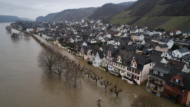 Rheinland-Pfalz, Leutesdorf: Die Rheinuferstraße ist vom Hochwasser überflutet (Luftaufnahme mit einer Drohne). Starke Regenfälle und die Schneeschmelze hatten zu einem Anstieg der Pegel geführt. Foto: Thomas Frey/dpa +++ dpa-Bildfunk +++