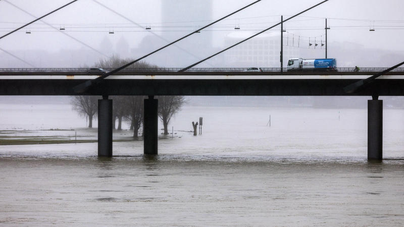 Das Hochwasser am Rhein ist auch in Düsseldorf angekommen.