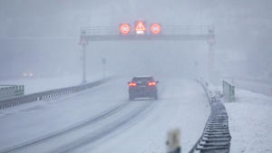220206 Schneechaos Eine brisante Unwetterlage steht Deutschland in den nächsten 36 Stunden bevor. Dabei wird es zahlreiche Wettererscheinungen geben. Eisregen, Schneefall, Schneesturm erste Ausläufer der Unwetterfront erreichten Samstagvormittag Thüringen. Hier setzten intensive Schneefälle ein, die sich bis zum Abend weiter nach Norden ausbreiten und sich weiter intensivieren. Auf den Straßen waren es schon ziemlich glatt. Auch die Autobahn A 4 bei Weimar war von den Schneefällen betroffen. Der Winterdienst ist schon jetzt im Dauereinsatz und hat die Situation schon gut im Griff. Auf den Nebenstraßen sind die Straßen aber schon mit Schnee bedeckt. Ab dem Nachmittag kommt neben Schnee dann auch Eisregen hinzu. Was für Gegensä