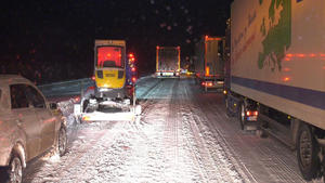 09.02.2021, Nordrhein-Westfalen, Bielefeld: Lkws und Autos stehen auf der Autobahn 2 im Stau. Auf der A2 bei Bielefeld verbrachten Fahrer zum Teil die ganze Nacht auf der Straße und mussten bei klirrender Kälte in ihren Autos ausharren. Foto: Festim Beqiri/TV7News/dpa +++ dpa-Bildfunk +++