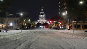News Bilder des Tages February 15, 2021, Austin, Texas, USA: A rare winter snowfall measuring at least half a foot hits central Texas as the State Capitol and Congress Avenue becomes nearly impassable. Rolling power blackouts have been instituted to save critical electricity. Austin USA - ZUMAd150 20210215_znp_d150_014 Copyright: xBobxDaemmrichx