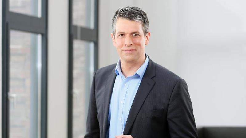Das Bild zeigt den RTL-Meteorologen Björn Alexander