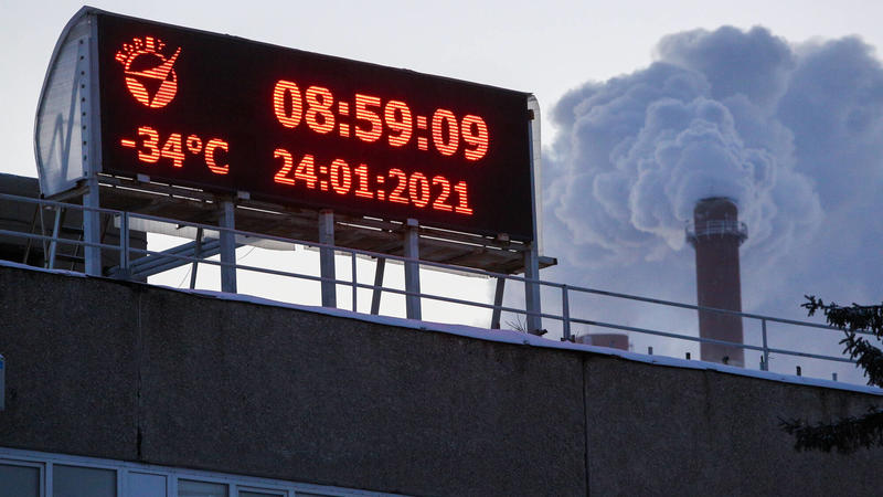 News Bilder des Tages OMSK, RUSSIA - JANUARY 24, 2021: A digital board displays the current time, date and air temperature in the Siberian city. The temperature has plummeted below -36C -32.8F in Omsk and settled at -43C 45.4F across the region. Yevg
