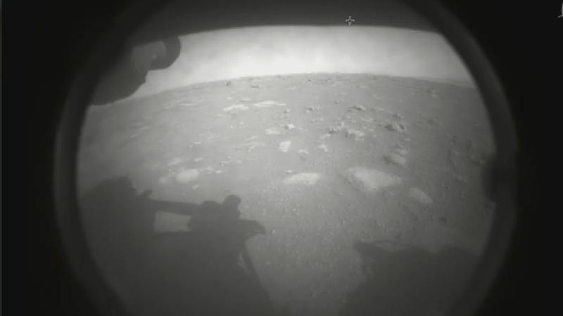 dpatopbilder - HANDOUT - 18.02.2021, ---, -: Das von der NASA zur Verfügung gestellte Foto zeigt das erste vom Perseverance-Rover gesendete Bild der Marsoberfläche, kurz nach der Landung im Jezero-Krater. Foto: -/NASA/AP/dpa - ACHTUNG: Nur zur redakt